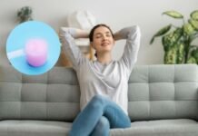 donna rilassata sul divano e tappo di ammorbidente