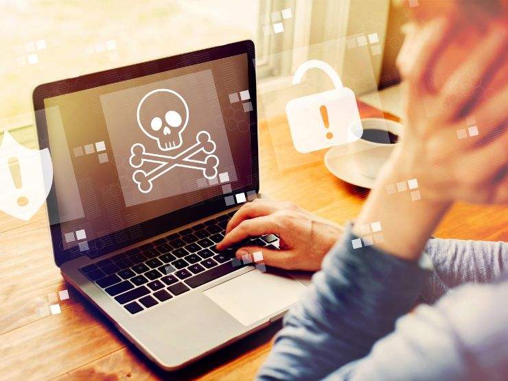 uomo al pc che naviga su siti poco sicuri