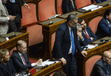 Senato, il Senatore De Carlo durante una Discussione Parlamentare