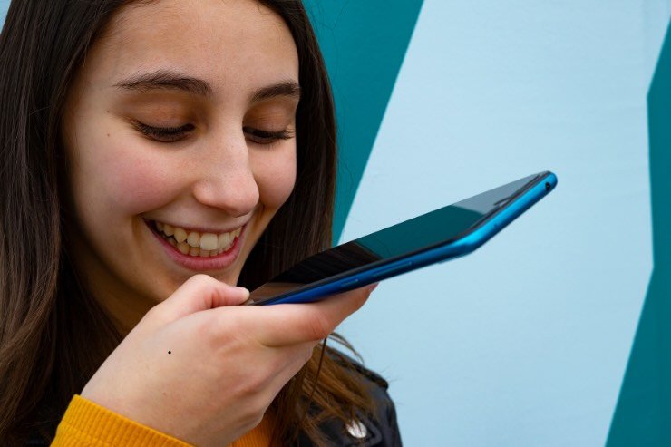 ragazza che registra messaggio allo smartphone