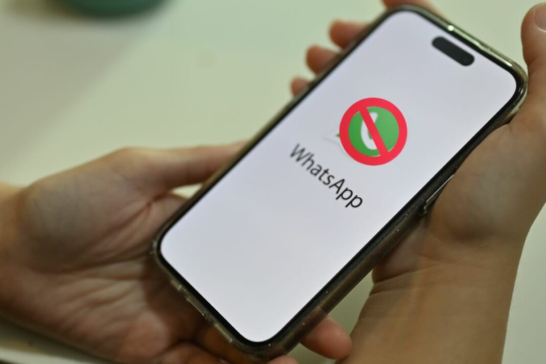 smartphone con segnale di blocco su whatsapp