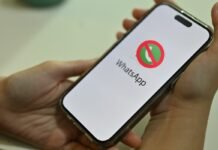 smartphone con segnale di blocco su whatsapp