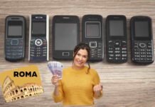 È un vecchio cellulare e vale quanto una casa a Roma, se lo possiedi sei ricco! ragazza con banconote in mano, vecchi smartphone e Colosseo con scritta roma