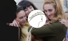 abbraccio fra protagoniste de Il Paradiso delle Signore e logo serie