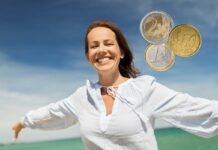 donna felice con braccia aperto e monete euro