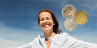 donna felice con braccia aperto e monete euro