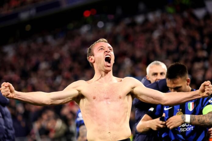 Nella pioggia di San Siro annega il Barça ▷ Lo Scatto Inter - Barcellona, in foto Davide Frattesi