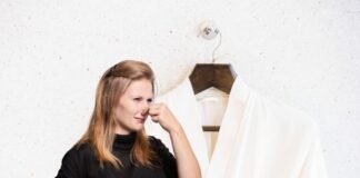 donna che si tappa il naso a causa di un accappatoio che puzza