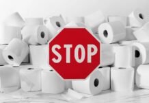 Addio alla carta igienica, rivoluzione imminente: presto ci puliremo proprio così rotoli di carta igienica con segnale di stop