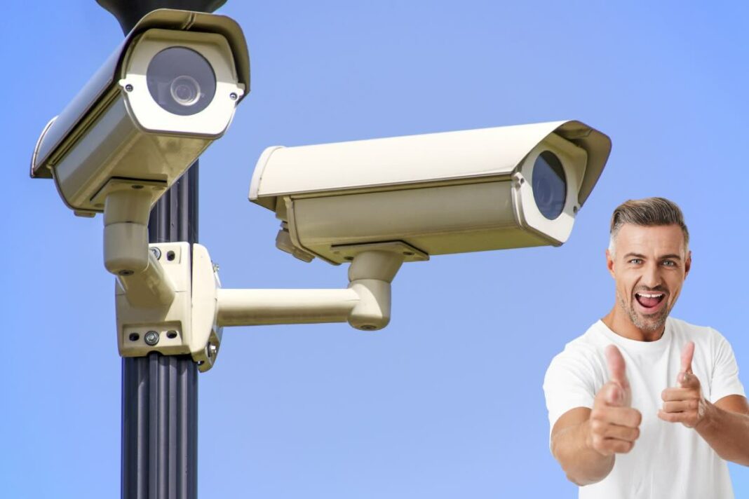 telecamere autovelox e uomo felice