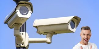 telecamere autovelox e uomo felice