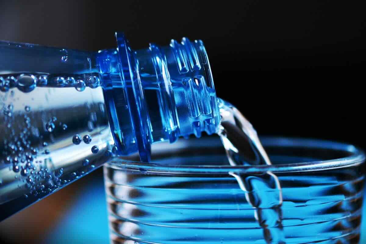 riempire bicchiere con acqua dalla bottiglia
