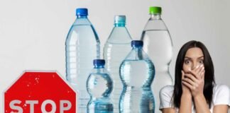 bottiglie di acqua di varie dimensioni, donna stupita e segnale stop