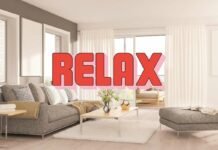 soggiorno moderno con scritta relax