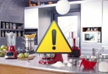 insieme di elettrodomestici in cucina e segnale di pericolo
