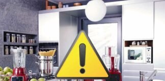 insieme di elettrodomestici in cucina e segnale di pericolo