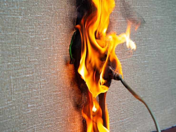 presa elettrica nel muro che prende fuoco