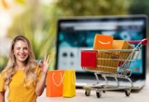 donna felice, buste della spesa, carrello, pc e simbolo amazon