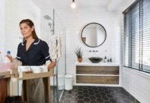 Svelato il trucco degli hotel per avere un bagno che profuma sempre di pulito: è stata la svolta donna delle pulizie in un bagno