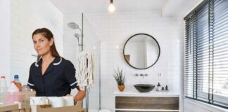 donna delle pulizie in un bagno