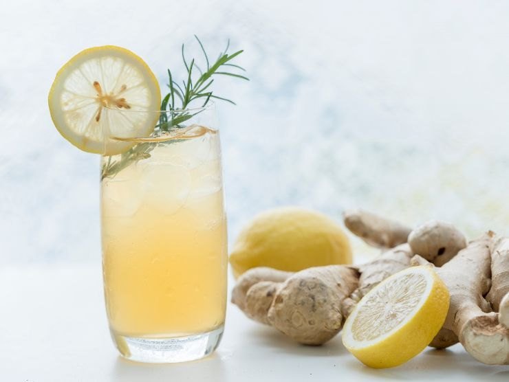 bicchiere di acqua con limone e zenzero