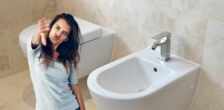 donna con dito in giù e bidet