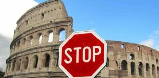 Colosseo con segnale stop