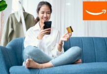 donna su divano con smartphone e carta e simbolo amazon