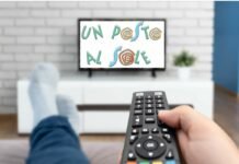 braccio con telecomando in mano e tv con logo un posto al sole