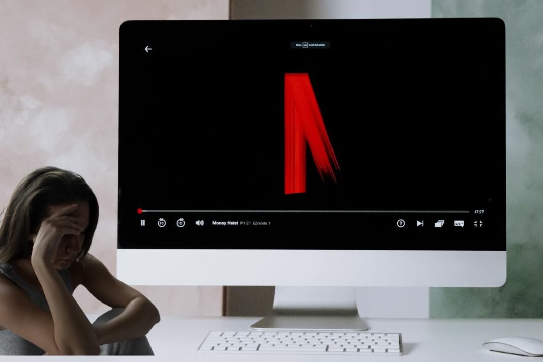 N di Netflix su pc e donna triste