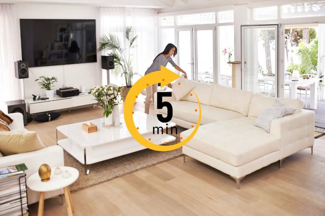 donna riordina casa e timer 5 minuti