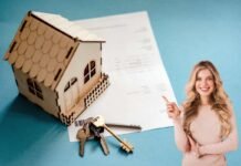 donna che indica e contratto con casa e chiavi