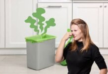 Pattumiera sporca e maleodorante? Ti svelo il mio metodo, adesso è perfetta e anche profumata donna che tappa il naso e pattumiera che puzza