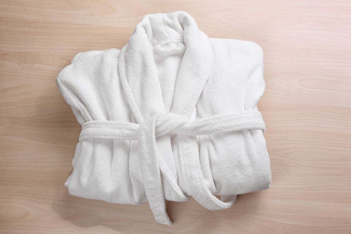 accappatoio bianco piegato