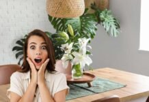 donna stupita e centrotavola con i fiori