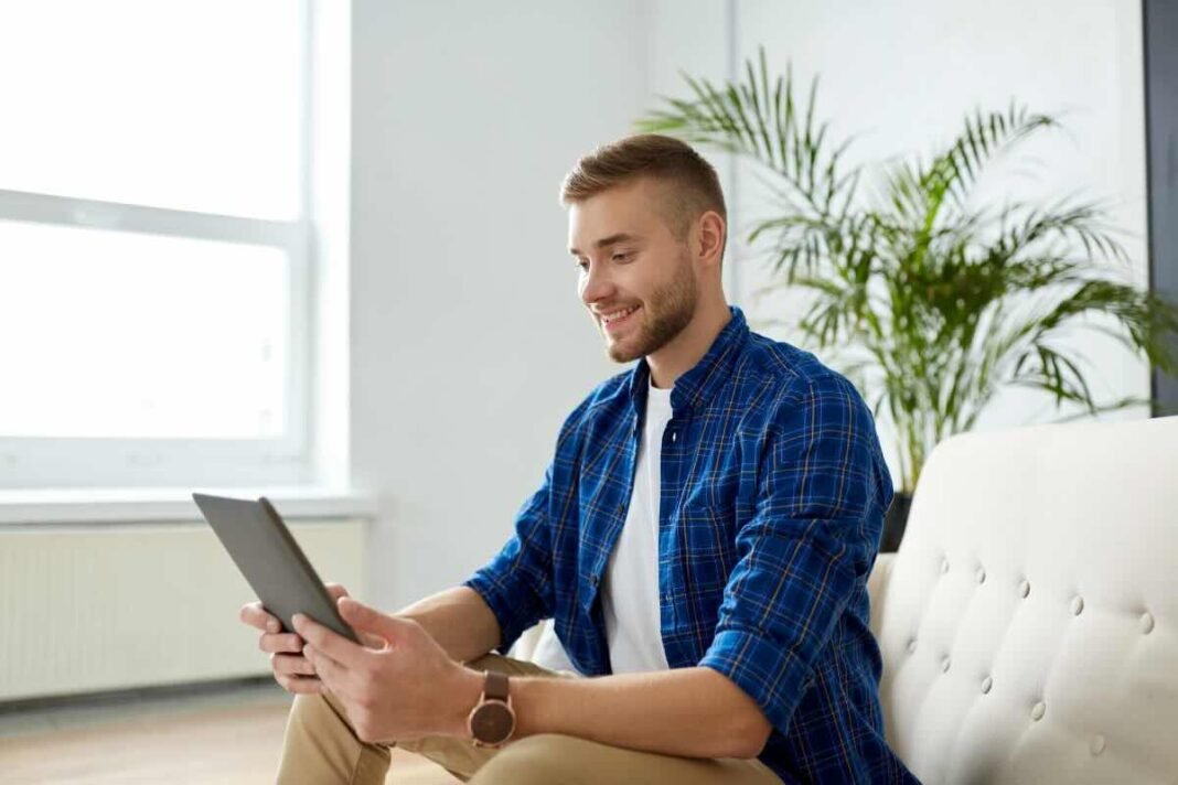 uomo felice con tablet e pianta dietro