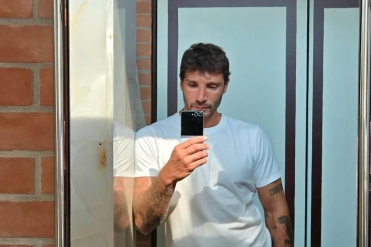 selfie Stefano de martino allo specchio
