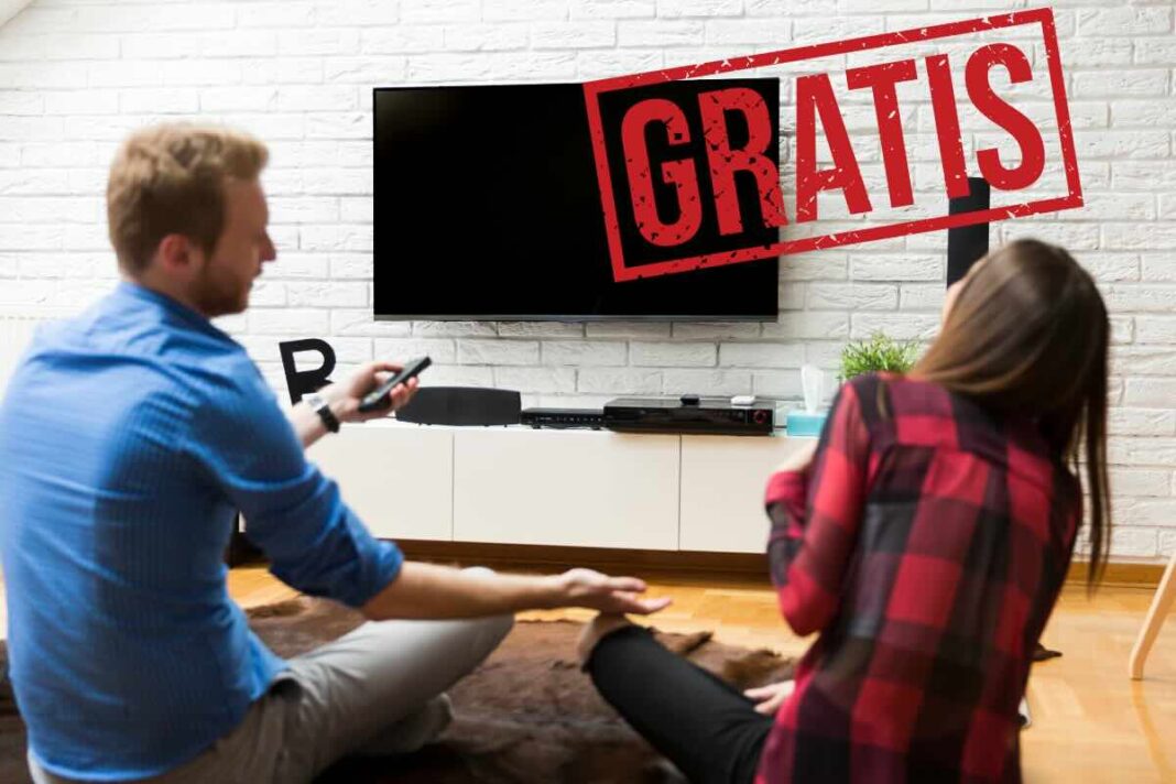 uomo e donna che guardano la tv e scritta gratis