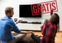 Canone RAI, come ottenere l’esenzione: addio al pagamento uomo e donna che guardano la tv e scritta gratis