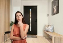 donna che pensa e ingresso di casa