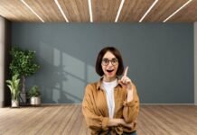 donna con idea e parete vuote alle sue spalle