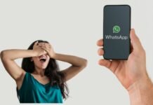 WhatsApp, esiste un trucco per entrare in chat senza aprire l’applicazione: impensabile donna con mani sugli occhi e mano con smartphone whatsapp