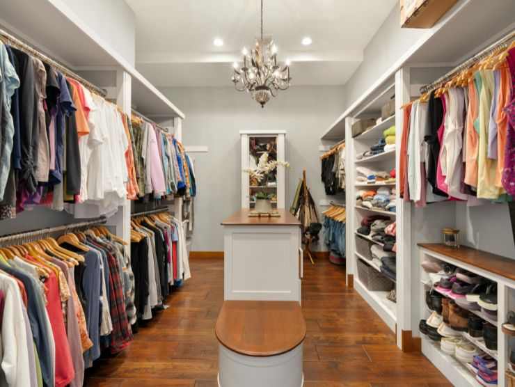 cabina armadio piena di abiti