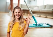 donna che fa ok e mocho sul pavimento