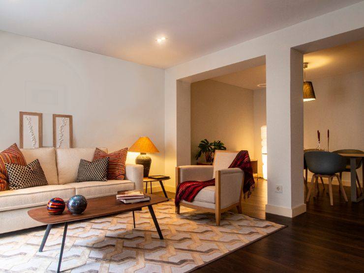 soggiorno moderno con luci soffuse