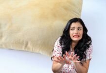 Con il caldo si suda di più e si macchiano i cuscini: ecco come agire per eliminare aloni e cattivi odori donna spaventata e cuscino ingiallito