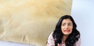 donna spaventata e cuscino ingiallito