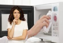 Per un microonde realmente pulito è questo l’unico rimedio da provare: elimina anche i cattivi odori donna perplessa e pulizia del microonde