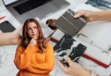 donna che pensa alle piastre da scegliere