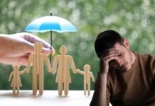 famiglia di legno sotto ombrello e uomo triste